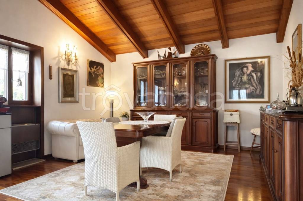 casa indipendente in vendita a Castelnuovo del Garda in zona Sandrà