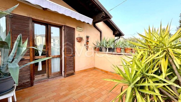 casa indipendente in vendita a Castelnuovo del Garda in zona Sandrà