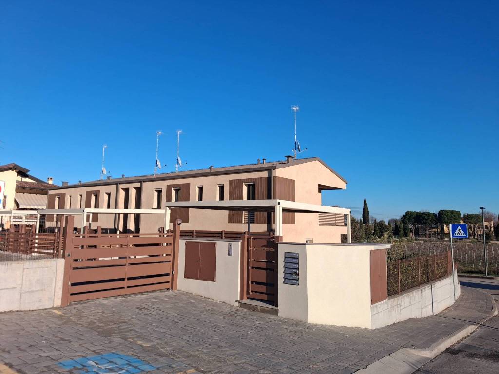 appartamento in vendita a Castelnuovo del Garda in zona Cavalcaselle