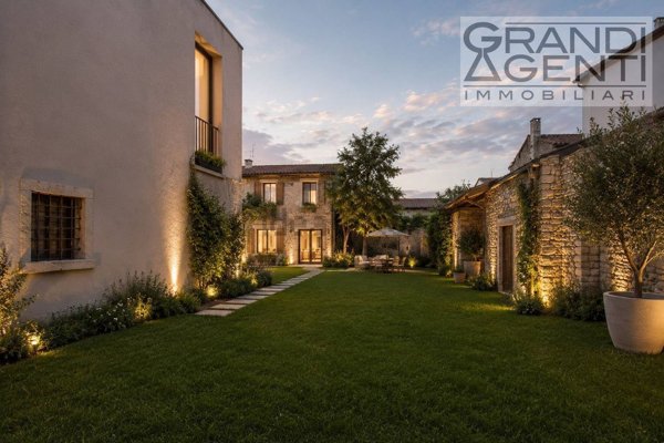 casale in vendita a Castelnuovo del Garda