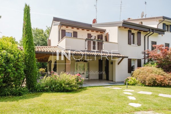 casa indipendente in vendita a Castelnuovo del Garda in zona Sandrà