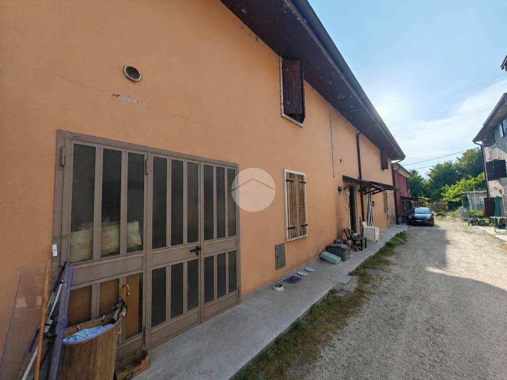casa indipendente in vendita a Castelnuovo del Garda in zona Cavalcaselle