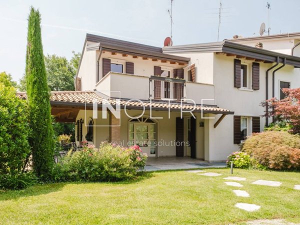 villa in vendita a Castelnuovo del Garda in zona Sandrà