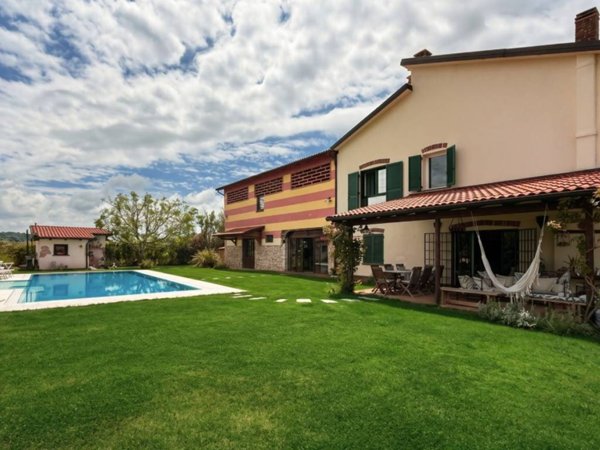 casa indipendente in vendita a Castelnuovo del Garda in zona Sandrà