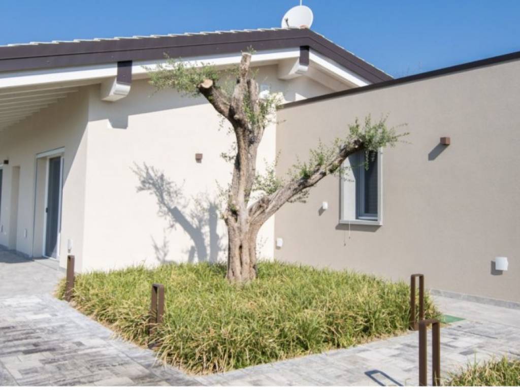 casa indipendente in vendita a Castelnuovo del Garda in zona Cavalcaselle