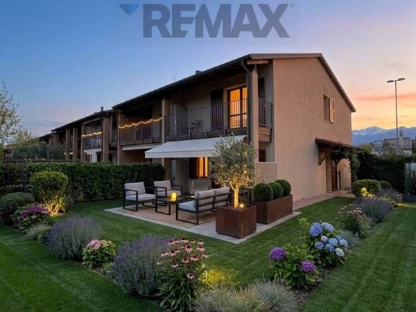 casa indipendente in vendita a Castelnuovo del Garda in zona Sandrà