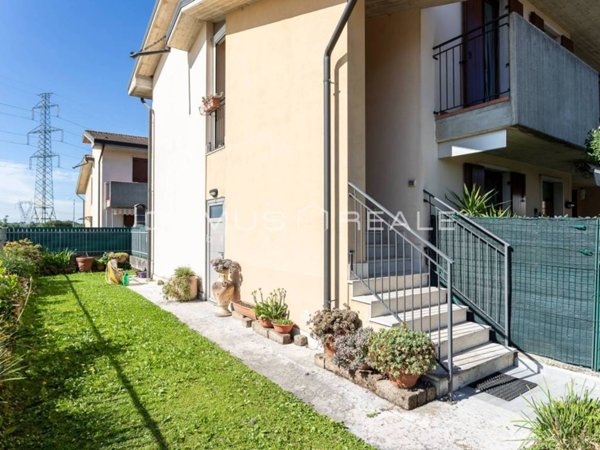 appartamento in vendita a Castelnuovo del Garda in zona Cavalcaselle