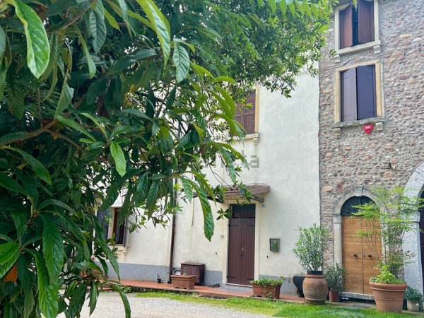 casale in vendita a Castelnuovo del Garda in zona Cavalcaselle
