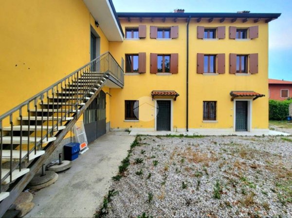 casa indipendente in vendita a Castelnuovo del Garda in zona Sandrà