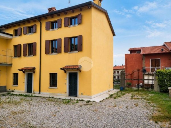 casa indipendente in vendita a Castelnuovo del Garda in zona Sandrà