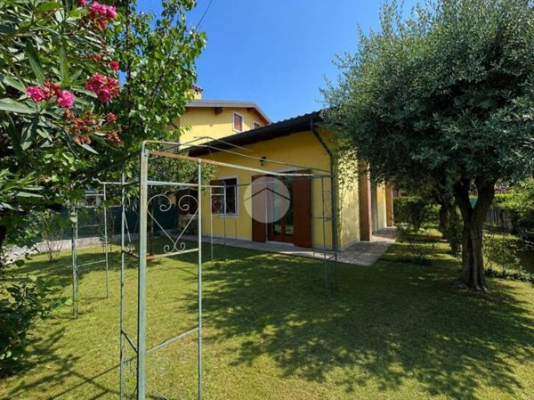 casa indipendente in vendita a Castelnuovo del Garda in zona Cavalcaselle
