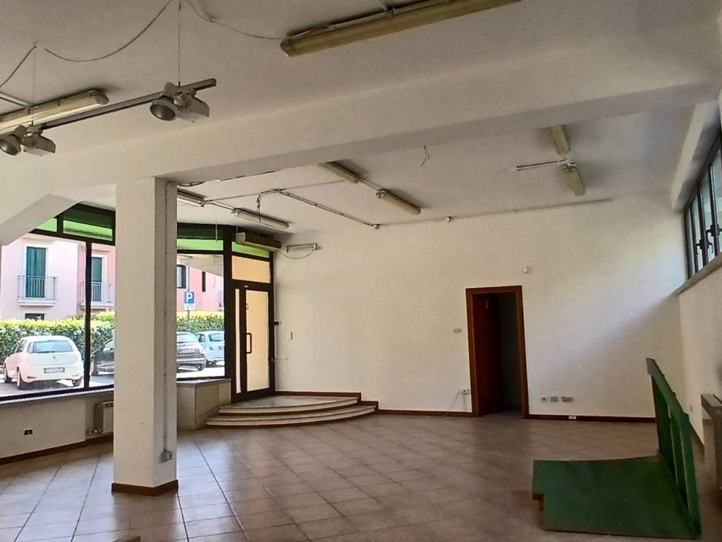negozio in vendita a Castelnuovo del Garda in zona Cavalcaselle
