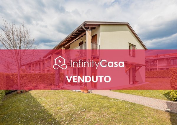 casa indipendente in vendita a Castelnuovo del Garda in zona Sandrà