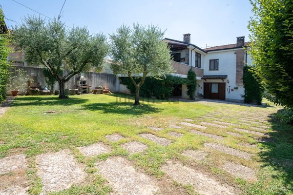 casa indipendente in vendita a Castelnuovo del Garda in zona Oliosi