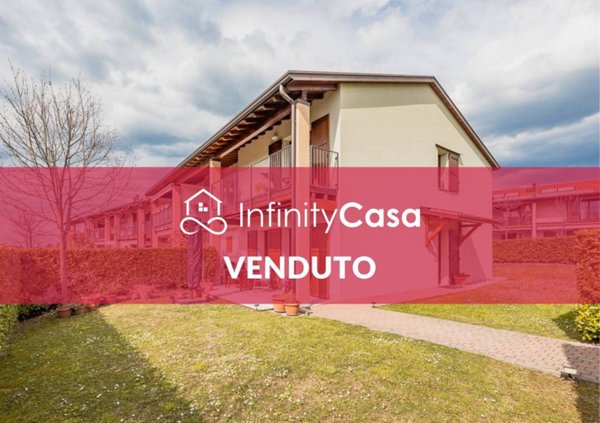 casa indipendente in vendita a Castelnuovo del Garda in zona Sandrà