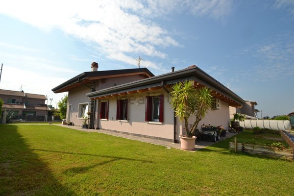 casa indipendente in vendita a Castelnuovo del Garda in zona Sandrà