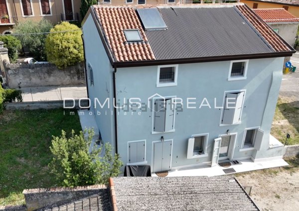 casa indipendente in vendita a Castelnuovo del Garda in zona Oliosi