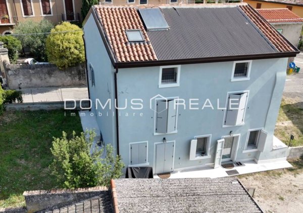 casa indipendente in vendita a Castelnuovo del Garda in zona Oliosi