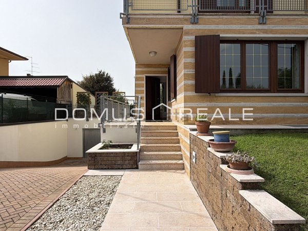 casa indipendente in vendita a Castelnuovo del Garda in zona Sandrà