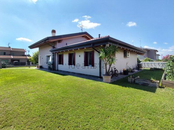 casa indipendente in vendita a Castelnuovo del Garda in zona Sandrà