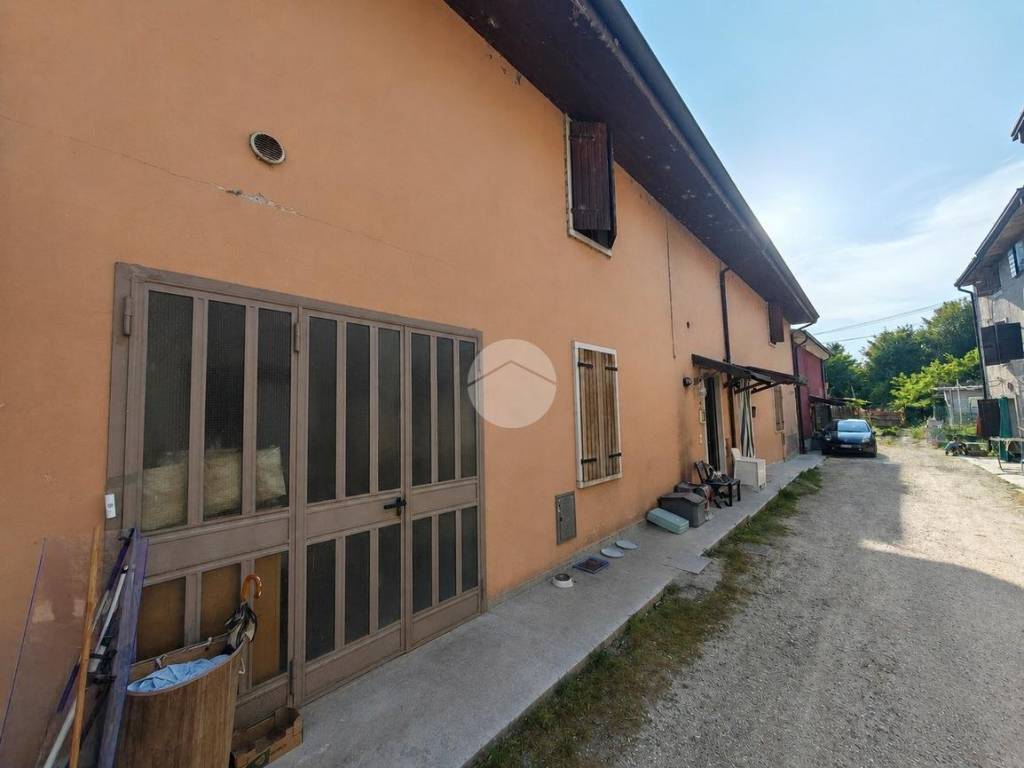 casa indipendente in vendita a Castelnuovo del Garda in zona Cavalcaselle