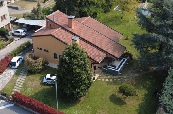 casa indipendente in vendita a Cavaion Veronese in zona Sega