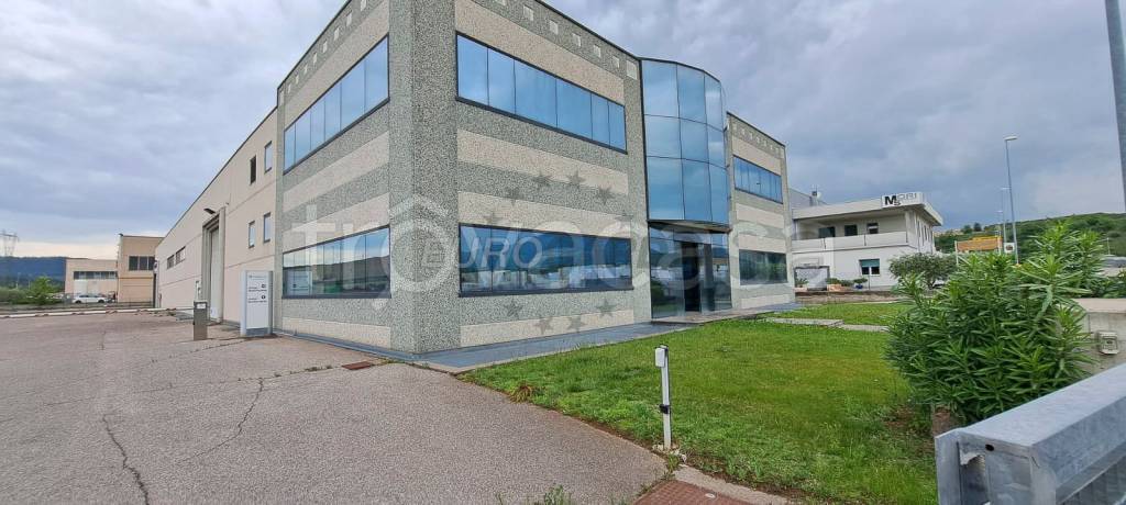 capannone in vendita a Cavaion Veronese