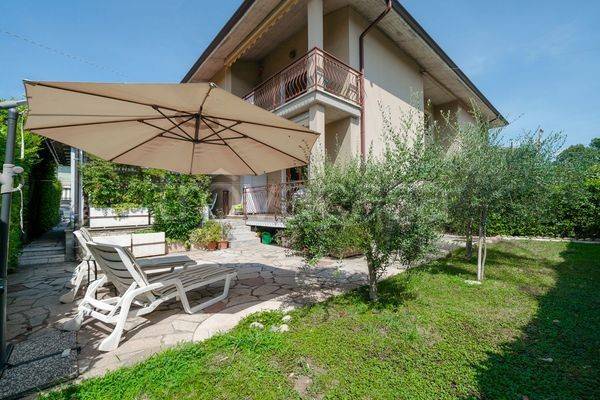 casa indipendente in vendita a Cavaion Veronese in zona Sega