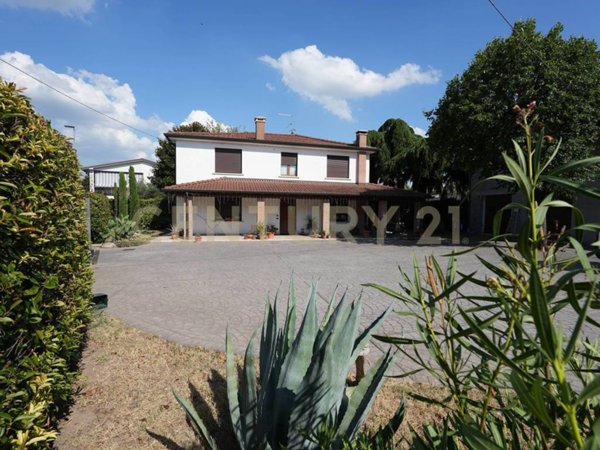 casa indipendente in vendita a Cerea in zona Asparetto