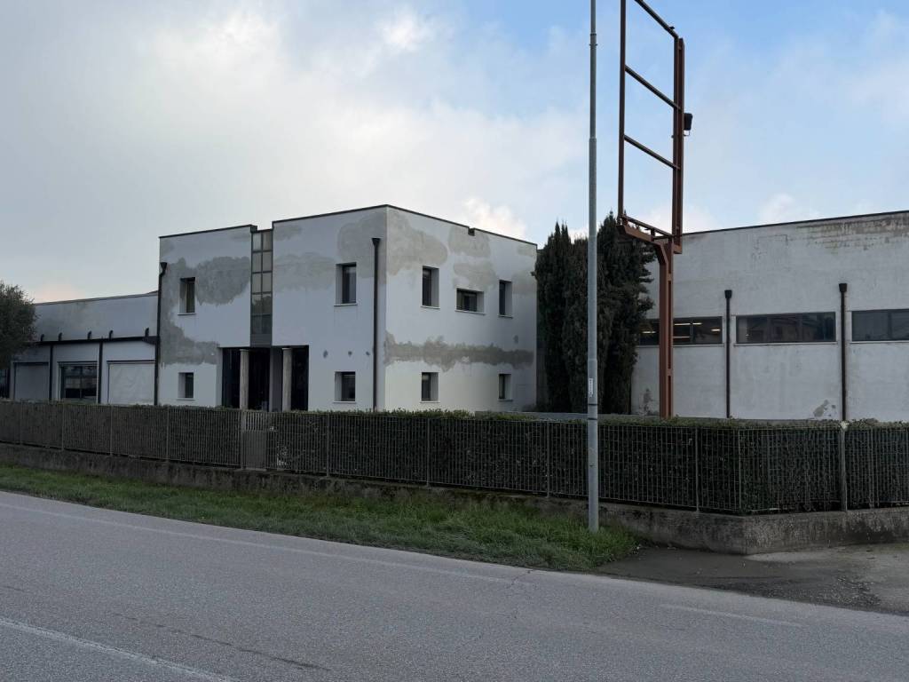 locale commerciale in vendita a Cerea