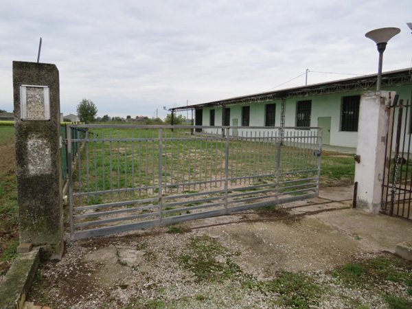 locale commerciale in vendita a Cerea in zona Cherubine