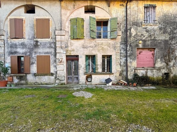 esavano in vendita a Colognola ai Colli in zona San Vittore