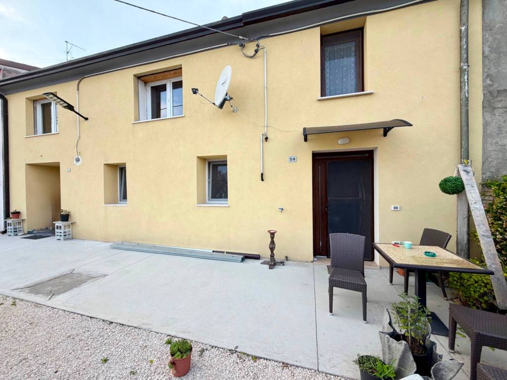 casa indipendente in vendita a Concamarise in zona Capitello