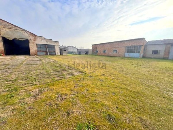 locale commerciale in vendita a Concamarise