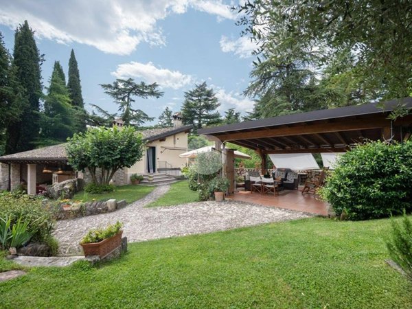 casa indipendente in vendita a Costermano sul Garda in zona Pizzon