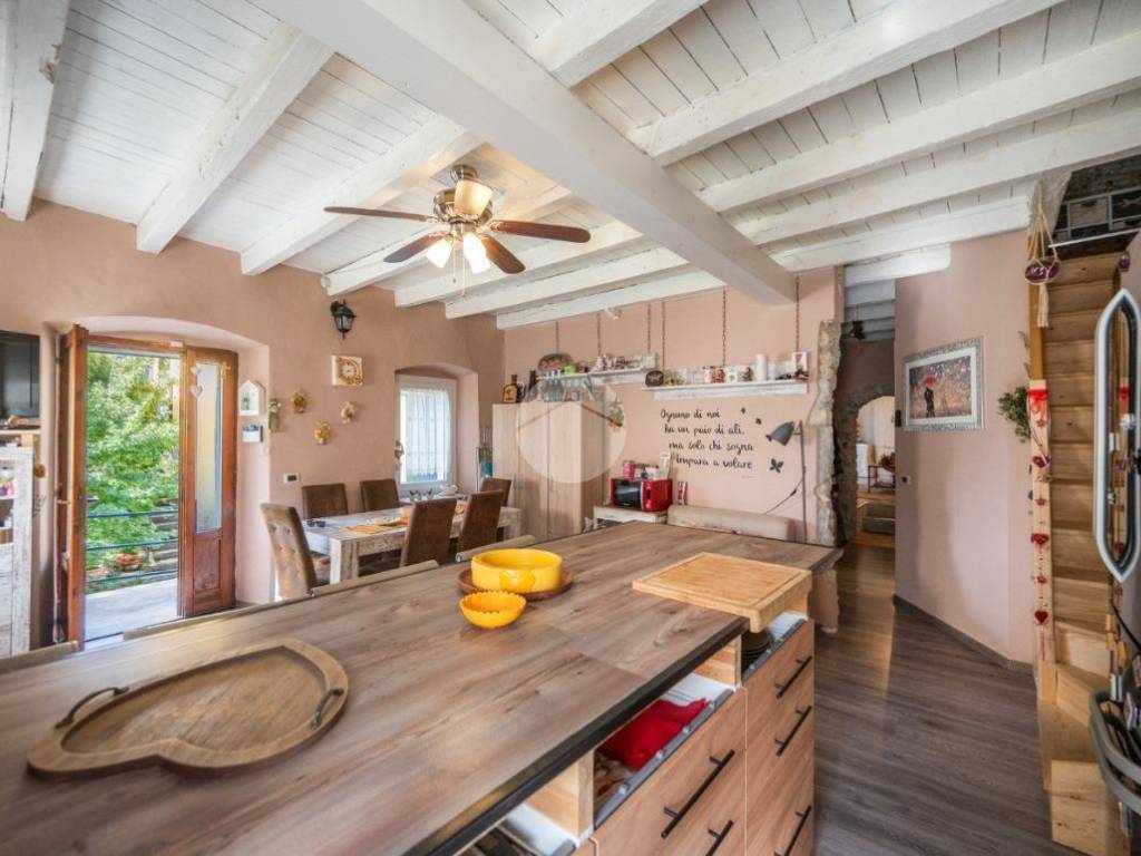 casa indipendente in vendita a Costermano sul Garda in zona Pizzon
