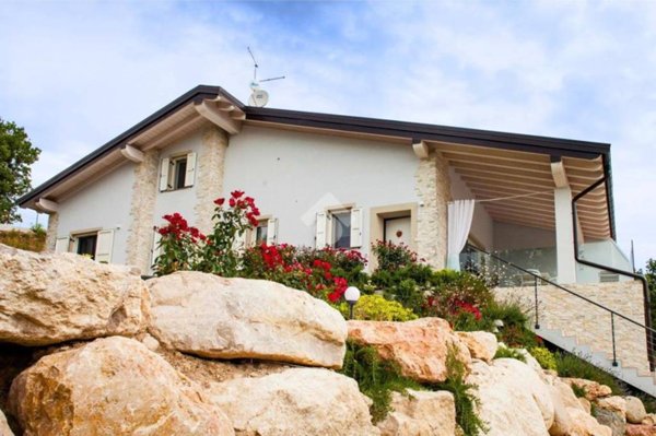 casa indipendente in vendita a Costermano sul Garda