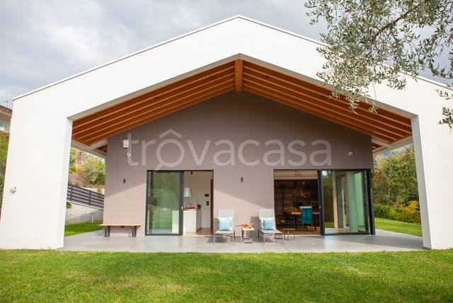 casa indipendente in vendita a Costermano sul Garda in zona Albarè