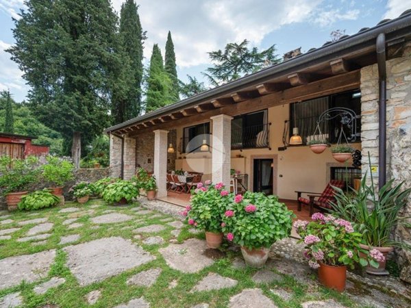 casa indipendente in vendita a Costermano sul Garda in zona Pizzon