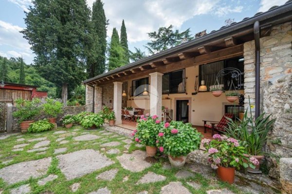 casa indipendente in vendita a Costermano sul Garda in zona Pizzon