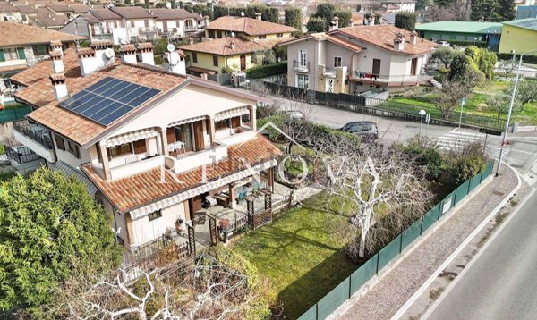 casa indipendente in vendita a Costermano sul Garda in zona Albarè