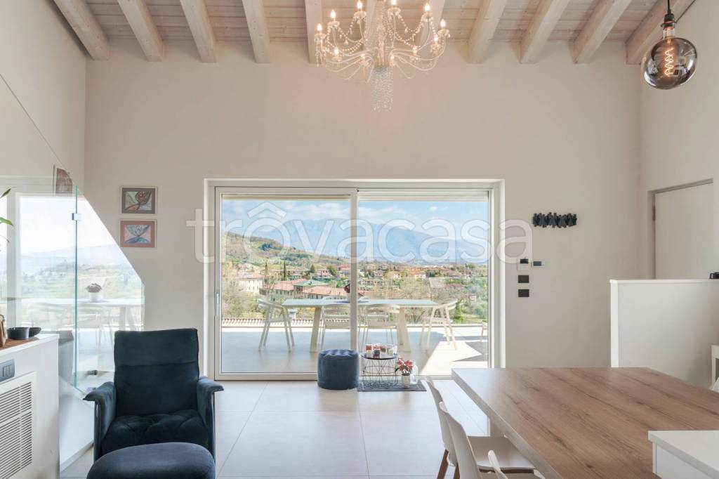 casa indipendente in vendita a Costermano sul Garda