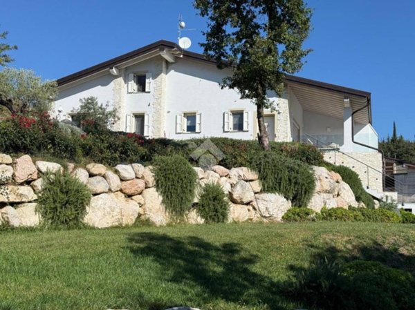 casa indipendente in vendita a Costermano sul Garda in zona Albarè
