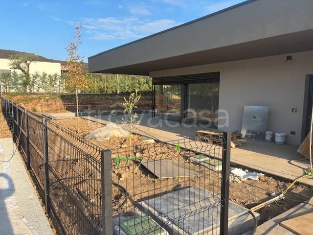 casa indipendente in vendita a Costermano sul Garda in zona Albarè