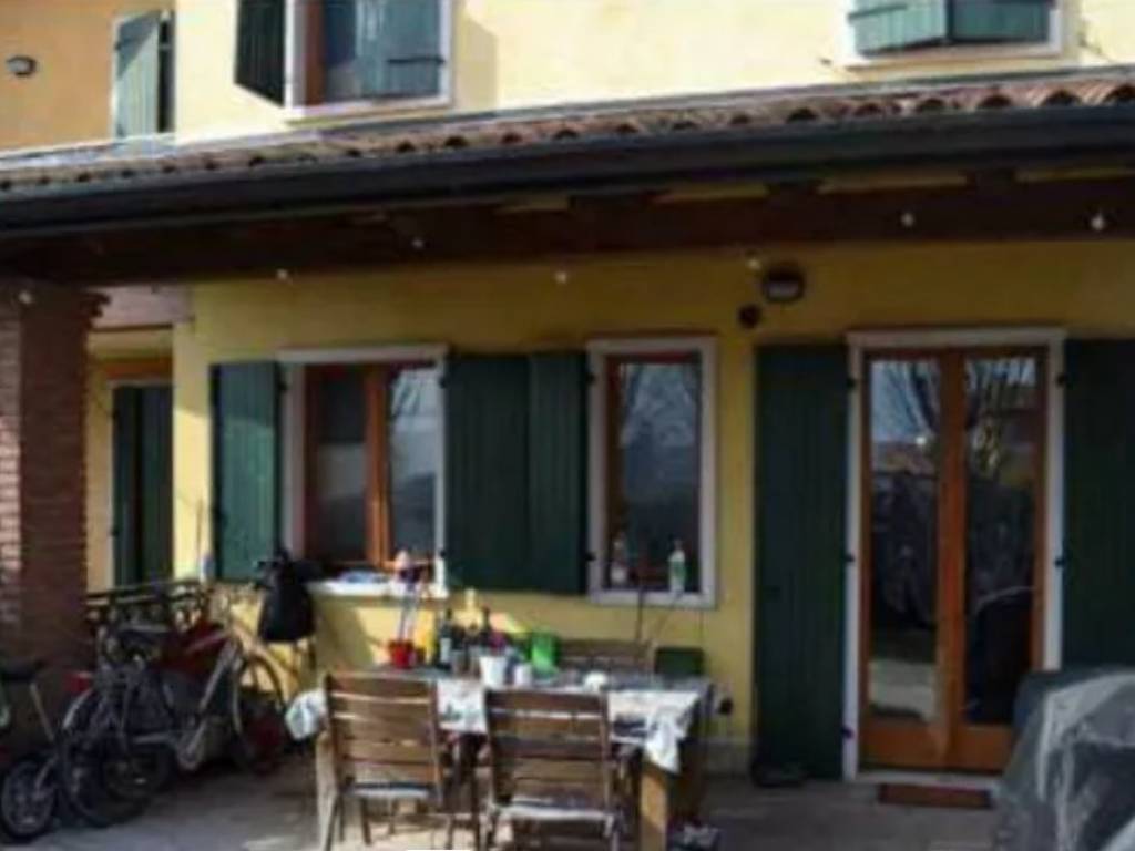 casa indipendente in vendita a Costermano sul Garda in zona Pizzon
