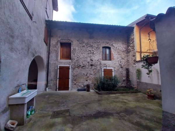 casa indipendente in vendita a Dolcè in zona Peri