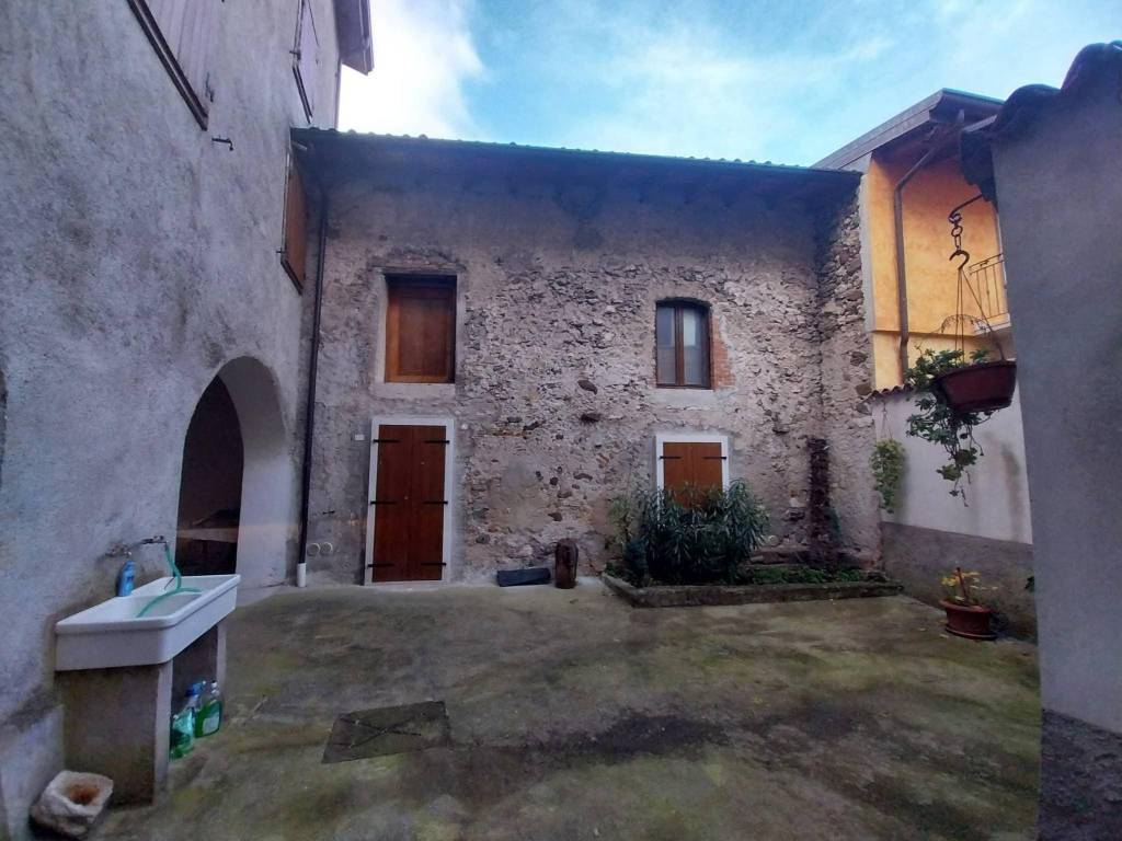 casa indipendente in vendita a Dolcè in zona Peri