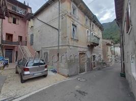 casa indipendente in vendita a Dolcè in zona Peri