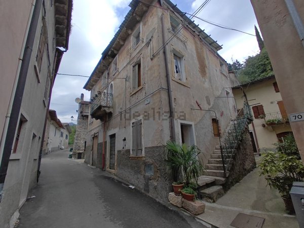 esavano in vendita a Dolcè in zona Peri