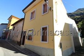 casa indipendente in vendita a Dolcè